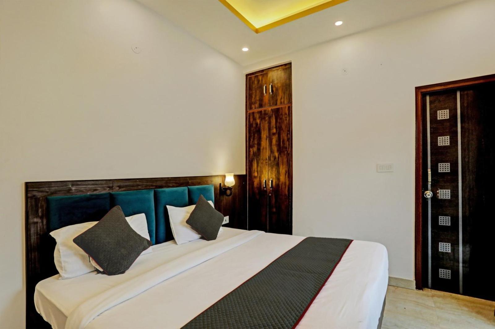 Hotel Ivy Plaza Near Delhi Airport 4*